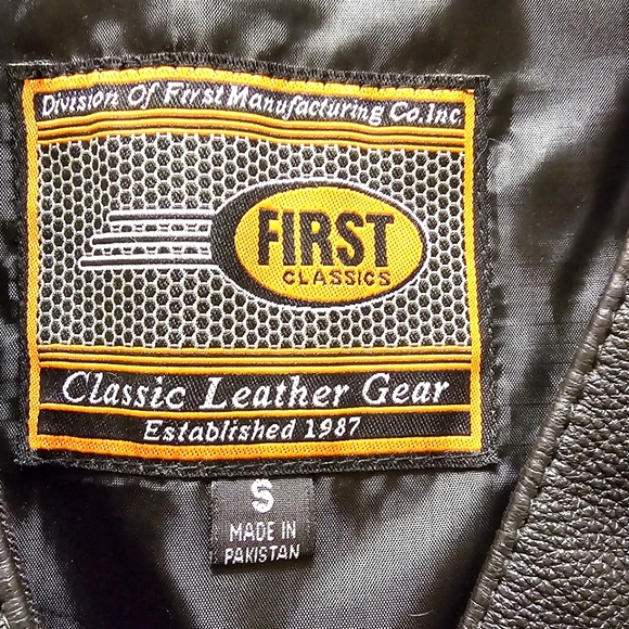 Women's Black Leather Vest - Picture 8 of 9